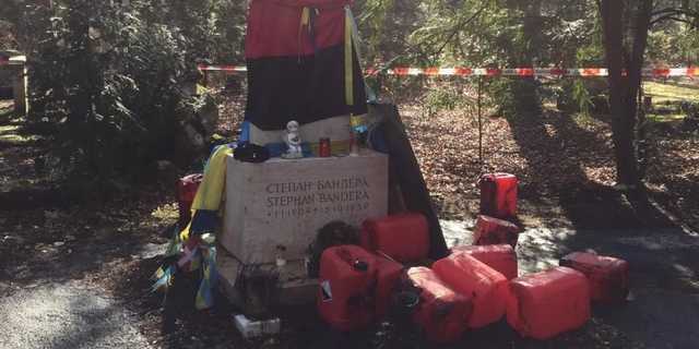 В Мюнхене могилу Бандеры облили неизвестным веществом