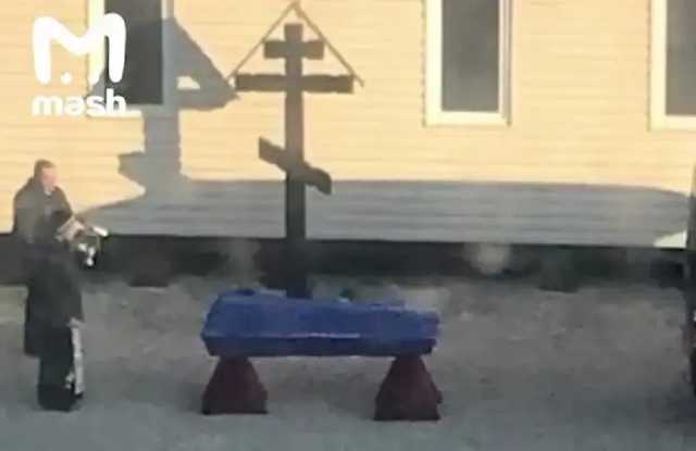 В оккупированном Крыму люди съезжают из дома из-за покойников под окнами