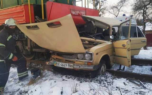 У Вінниці потяг зіштовхнувся з автівкою: водія забрала “швидка”