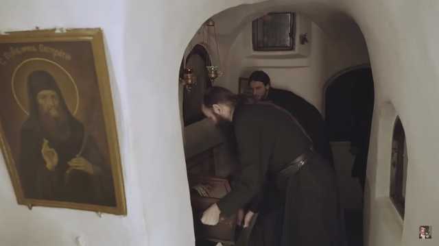 Марченко поцеловала "ароматный" череп монаха и вспомнила СССР