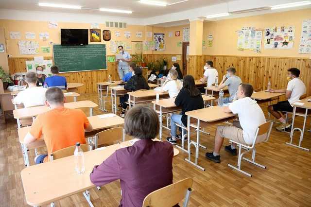 Справки для учителей и камеры на уроках: как будут бороться с педофилами