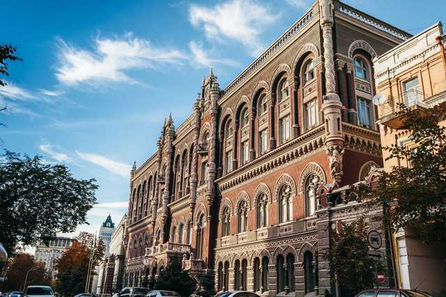 Доллары в Украине будут покупать по новым правилам: что решил Нацбанк