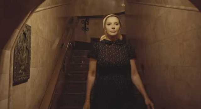 Дружина Медведчука поцілувала череп ченця: "Дуже приємно пахне!"