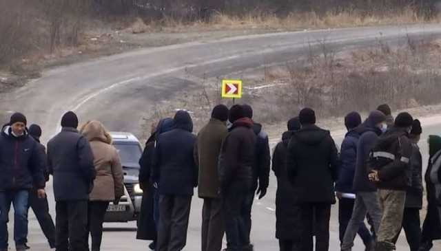 Дорожный протест: в Тернопольской области люди перекрыли трассу из-за старосты