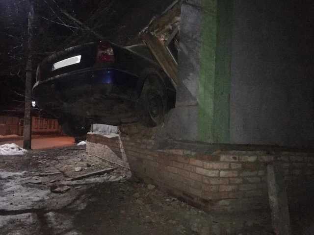 У Конотопі водій на автівці «влетів» у будинок і втік з місця ДТП