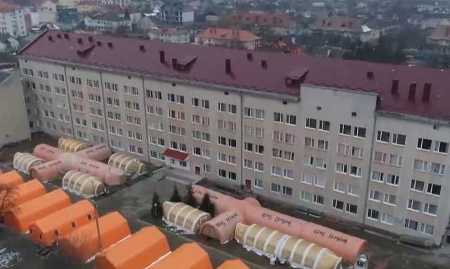 В Ивано-Франковске "ковидные" больницы заполнены, первые больные уже заполняют мобильный госпиталь