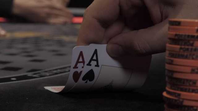 На месте массовой гибели людей в центре Киева открыли покерный клуб