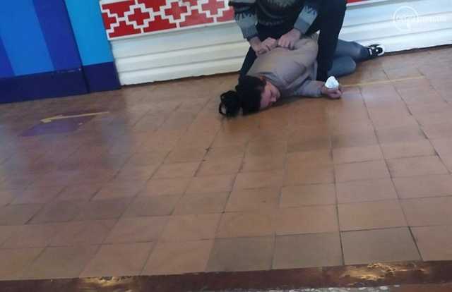 В Мариуполе пьяная мать избила завуча школы и набросилась на директора