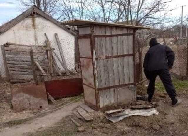 В уличном туалете в Херсонской области нашли мертвого младенца