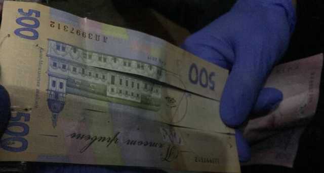 Одесит “заробив” 54 тисячі гривень, багаторазово поповнюючи термінал розрізаною купюрою з ниткою