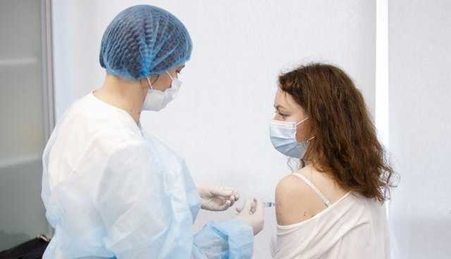 Вакцинация в Украине: суточная динамика упала более чем в два раза