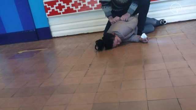 В Мариуполе пьяная мать пришла забирать ребенка из школы: директор ее "скрутил"