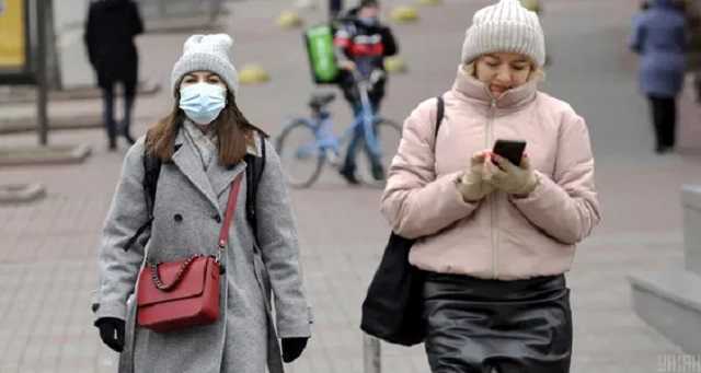 Нужны ли маски вакцинированным от COVID-19: в Минздраве дали ответ