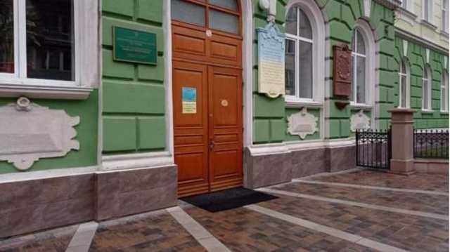 Била головой о стену: в Тернополе нетрезвая учительница физкультуры побила школьника