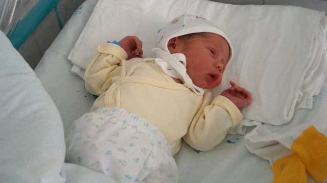 ВОЗ потребовала у медиков не разлучать новорожденных с инфицированными коронавирусом матерями