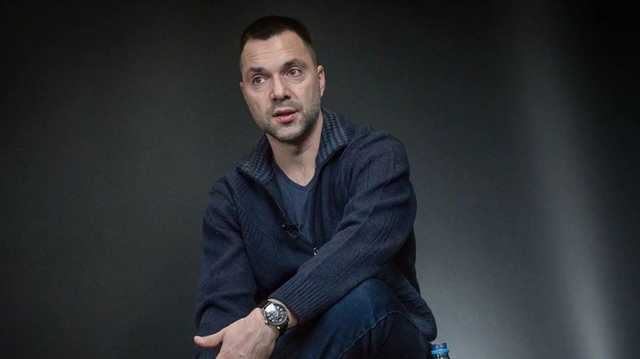 Гордон назвал Арестовича аферистом, которого нужно выгнать из ТКГ