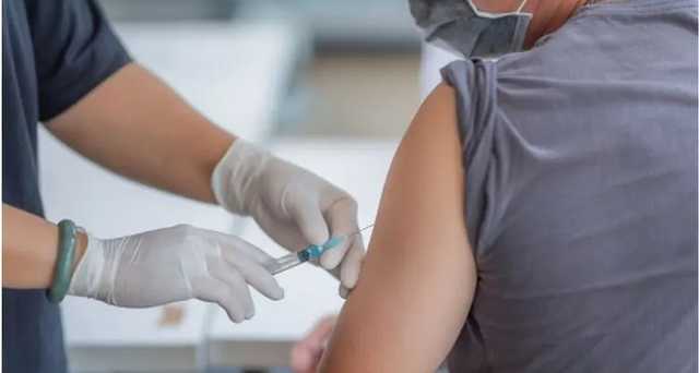 В Раде одобрили 20-гривневую доплату украинским медикам за укол вакциной от коронавируса