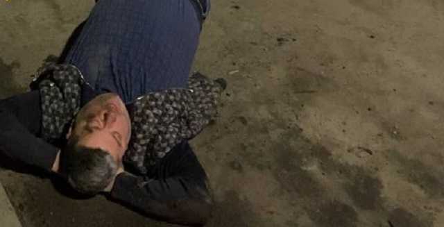 В Киеве пьяный водитель лег спать на дороге после ДТП