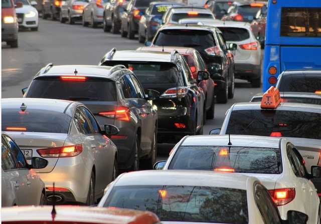 Киев замер в километровых пробках