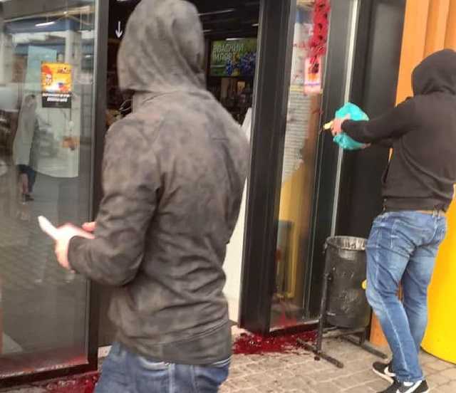 Заправку сети АЗС БРСМ Нафта облили кровью за финансирование пророссийской партии Шария