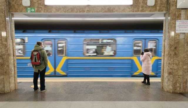 Две станции метро Киева до сих пор закрыты из-за минирования