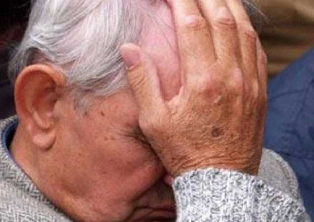 Выбивают долги кулаками: под Киевом коммунальщики избили стариков