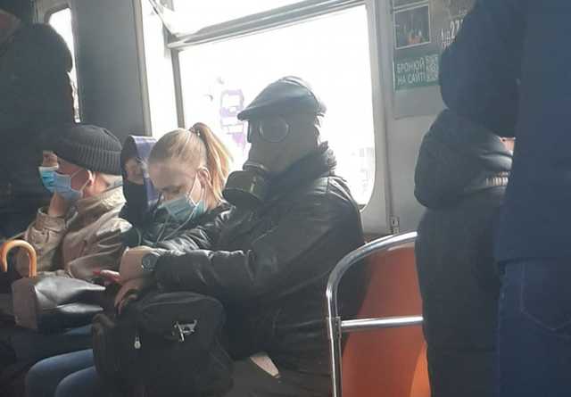 В Киевском метро засекли мужчину в противогазе и кепке