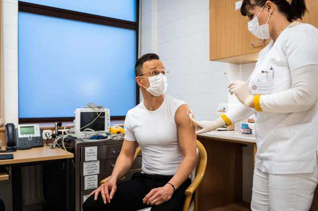 Глава МИД Венгрии привился российским "Спутником V"