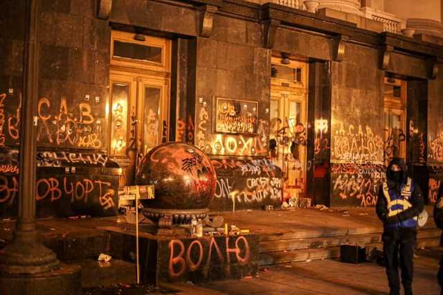 Журналист заметил на стене Офиса президента свастику