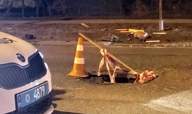 Во Львове незакрепленный люк убил ребенка: полиция показала фото с места ДТП
