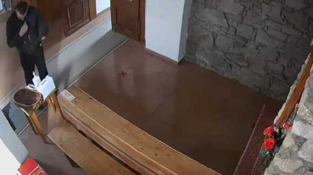 Ну, с Богом: на Закарпатье вор перекрестился перед тем, как обокрасть церковь