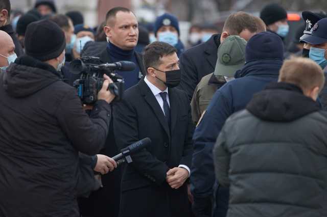 Зеленский обязал иностранцев оформлять биометрические визы