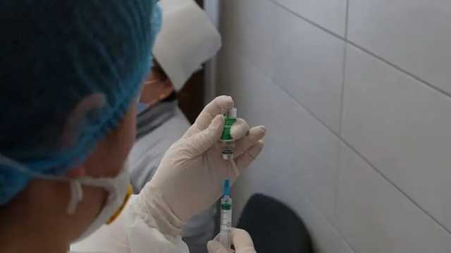 Врач в Черновцах заразилась коронавирусом после прививки