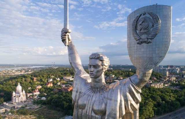 В Інституті нацпам’яті розповіли, коли з Батьківщини-матері приберуть герб СРСР