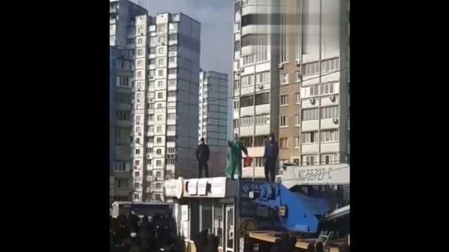 В Киеве мужчина облил себя бензином и угрожает поджечь