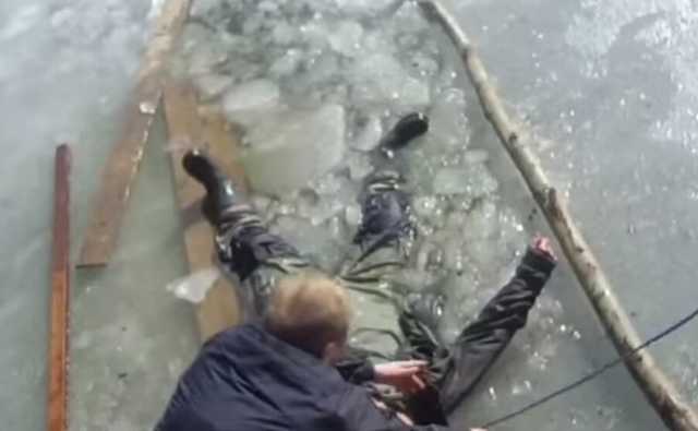 «Держись, ты можешь»: в Киеве копы спасли утопающего