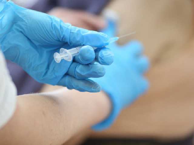 Степанов исключил связь между смертью военной и ее вакцинацией от ковида