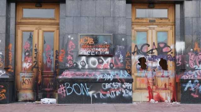 У Зеленского объяснили появление поврежденных дверей ОП в студии "1+1"