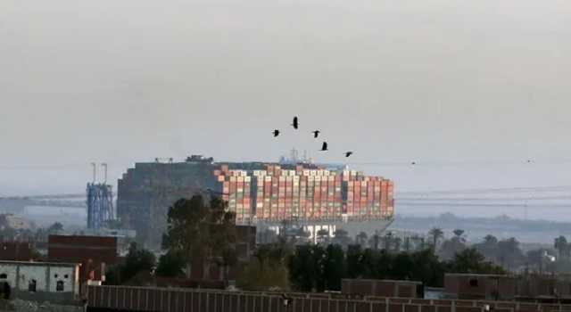 Застрявший в Суэцком канале контейнеровоз не смогли сдвинуть с места