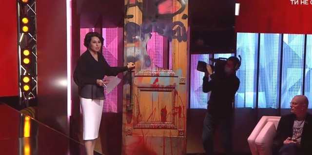 Двері Мосейчук: як розбитий елемент офісу Зеленського став героєм ток-шоу – ВВС