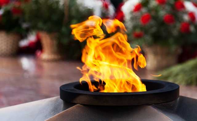 В Белой Церкви семья со смехом готовила еду на Вечном огне