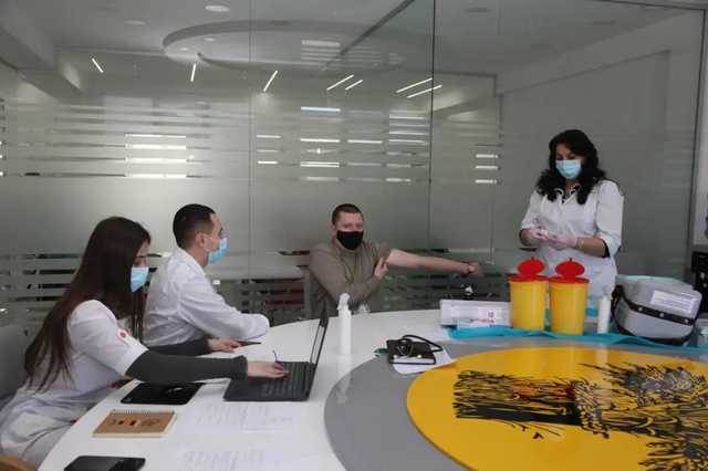 На Тернопольщине частные фирмы похвастались в соцсетях прививкой работников против COVID-19