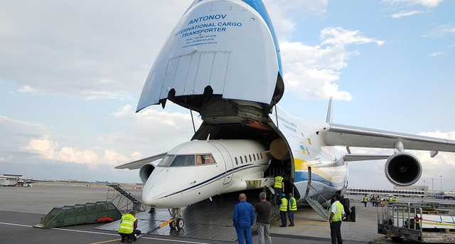 Антонов предложил помощь судам, застрявшим в Суэцком канале