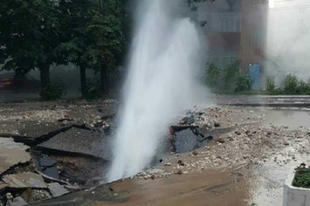 В центре Киева образовался огромный гейзер: появилось видео прорыва теплосети