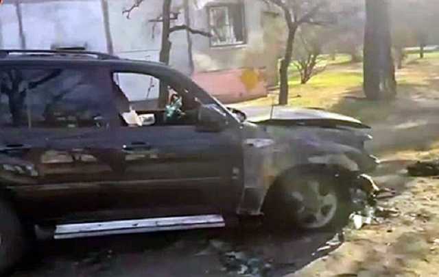 В Киеве сожгли паркующийся на газоне внедорожник