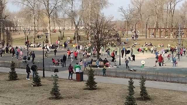 Появились фото, как парк в "красном" Киеве на выходных заполнили люди без масок