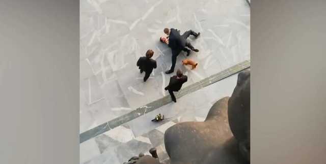 В Словении уставший от локдауна мужчина протестовал возле парламента с бензопилой