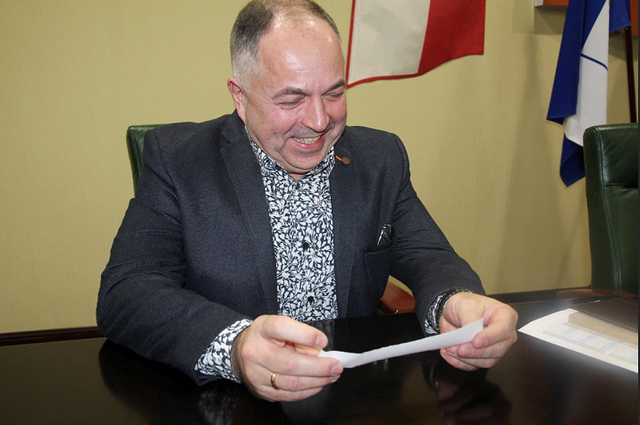 Исполняющий обязанности директора ДП «МТП «Южный» рассматривает расчетный лист заработной платы