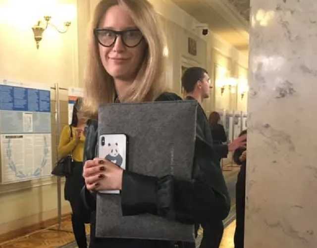 "Слуги народа" засветились в Раде с элитными сумками от Dolce&Gabbana