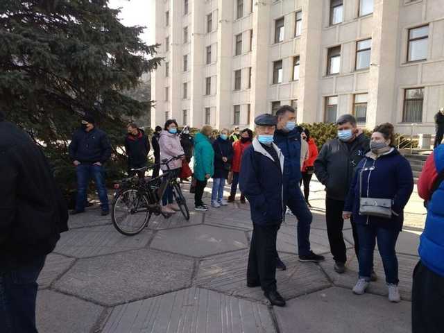 В Полтаве возле ОГА продавцы рынков митингуют против полного локдауна
